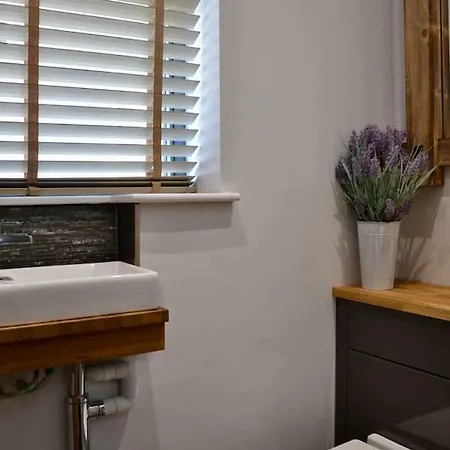 Stylish Three Bed House - Clifton Village, 度假居 *