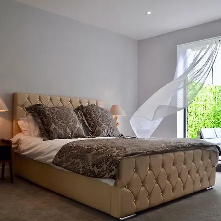 Stylish Three Bed House - Clifton Village, 度假居