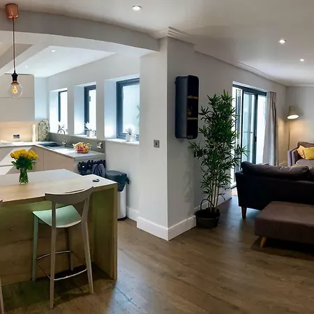 Stylish Three Bed House - Clifton Village, بيت للعطل
